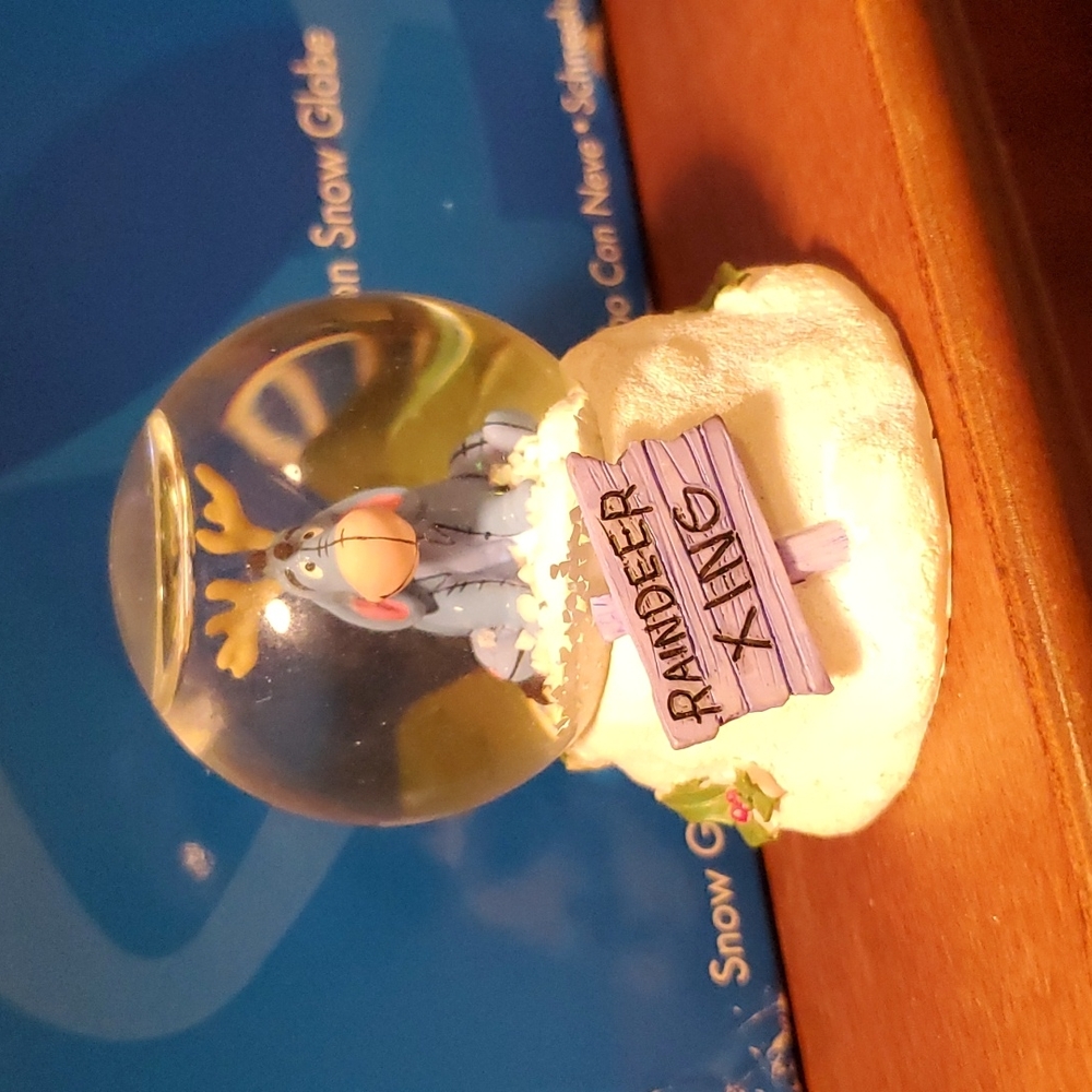 Raindeer Xing Eeyore mini snowglobe
